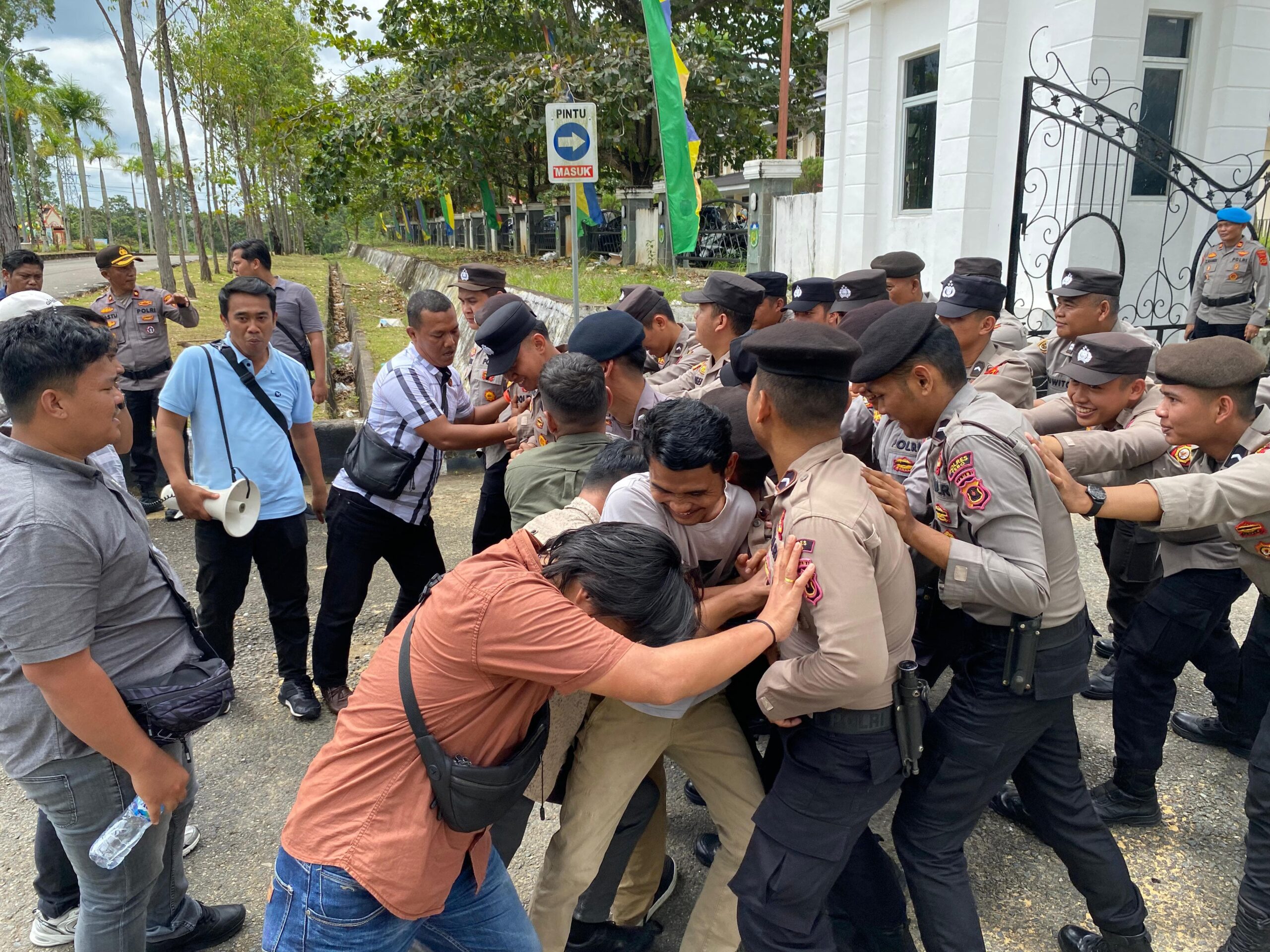 Polres Tebo Gelar Simulasi Pengamanan Kantor DPRD Tebo Dan Kantor Bupati Tebo
