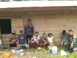 Hangatnya Kebersamaan: Babinsa Komsos di Tengah Istirahat Gotong Royong Warga Rantau Limau Manis