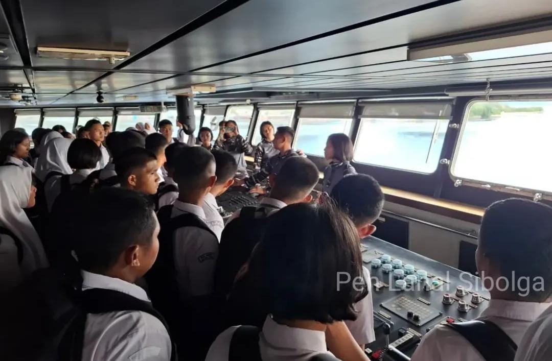 Open Ship KRI Banda Aceh-593 Sambut Siswa SMA Negeri 1 Matauli Pandan