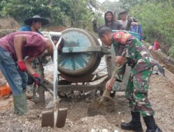 Babinsa bantu Warga Bukit Murau Gotong Royong Cor Jalan Demi Akses Lebih Baik