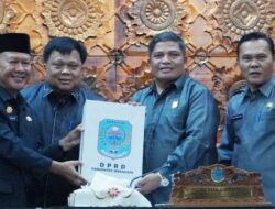 Bupati Dengarkan Pandangan Umum Fraksi-fraksi Dewan Terhadap Nota Keuangan RAPBD Perubahan Merangin 2025