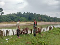 Antisipasi Banjir, Babinsa Koramil 420-04/SRL Laksanakan Patroli dan Sosialisasi ke Warga
