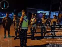 Bersama Warga Laksanakan Patroli dan Komsos Malam Demi Keamanan Lingkungan