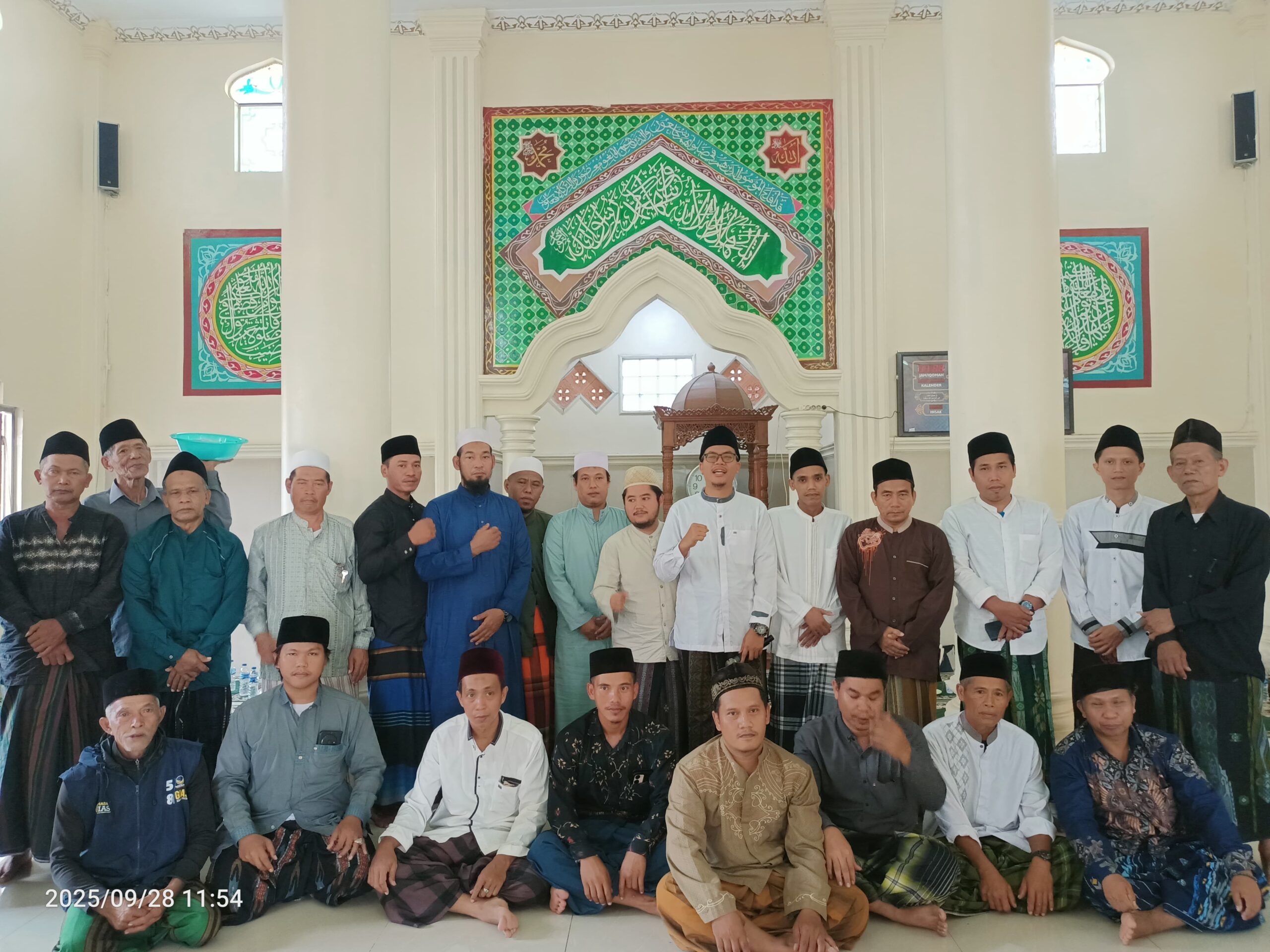Pengajian bulanan dan santunan yatim di kampung beluwen penuhi masjid Jami Al,lkhlas
