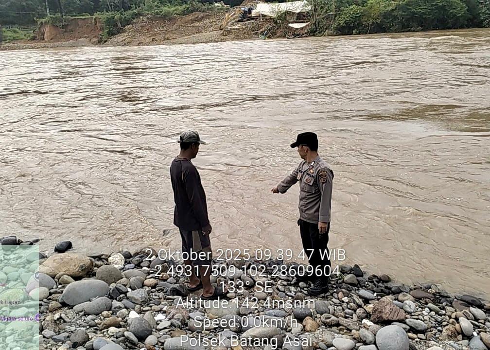 Memasuki Musin Hujan Para Bhabinkamtibmas Polsek Limun Turun Himbau Warga Binaannya, Agar Antisipasi Waspada Banjir dan Tanah Longsor.
