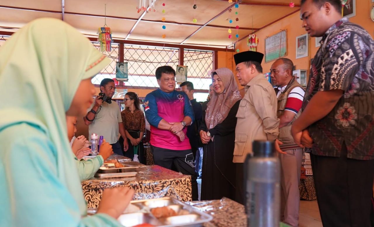 Pj Sekda Zulhifni Dampingi Gubernur Pantau Pelaksanaan MBG
