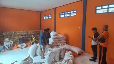 Kapolsek Pauh Iptu Afandi Anora turun langsung Kawal Pengiriman Jagung dari Pemdes ke Bulog Merangin