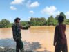 Babinsa Bersama Warga Desa Lidung Pantau Debit Air Sungai Batang Tembesi