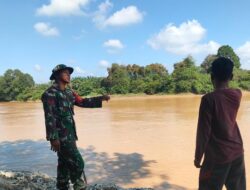 Babinsa Bersama Warga Desa Lidung Pantau Debit Air Sungai Batang Tembesi