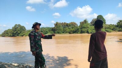 Babinsa Bersama Warga Desa Lidung Pantau Debit Air Sungai Batang Tembesi