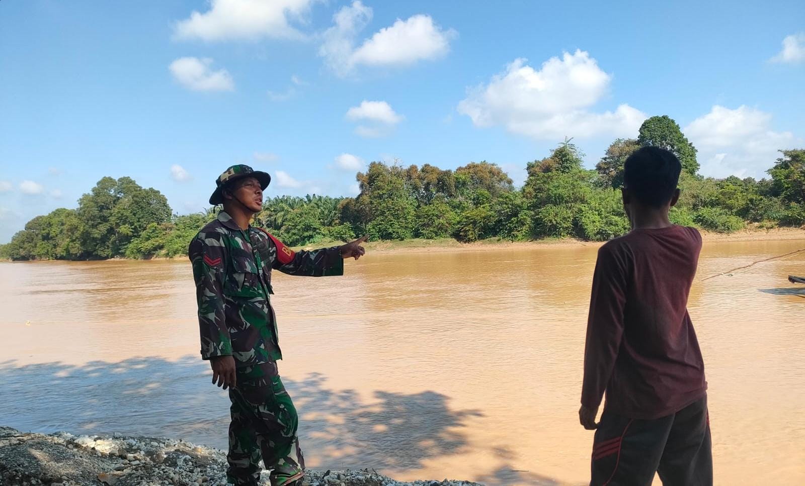 Babinsa Bersama Warga Desa Lidung Pantau Debit Air Sungai Batang Tembesi