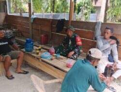 Babinsa Koramil 420-08/Tabir Pererat Hubungan dengan Warga Melalui Komsos di Desa