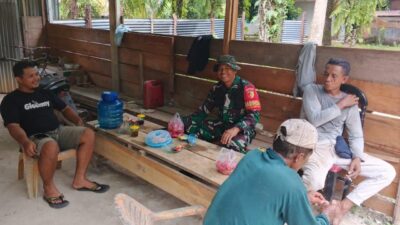 Babinsa Koramil 420-08/Tabir Pererat Hubungan dengan Warga Melalui Komsos di Desa