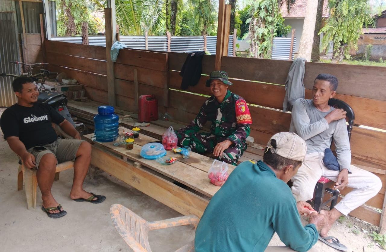 Babinsa Koramil 420-08/Tabir Pererat Hubungan dengan Warga Melalui Komsos di Desa