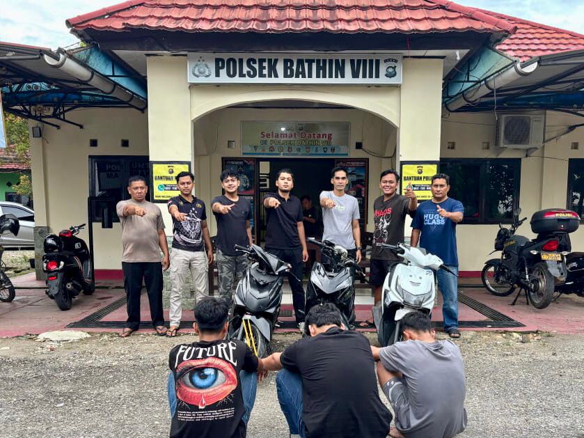 Pencurian Honda Beat Delux di Desa Pulau Melako, Terungkap!! 3 Pemuda Berhasil Diamankan. Pencurian Honda Beat Delux di Desa Pulau Melako, Terungkap!! 3 Pemuda Berhasil Diamankan.