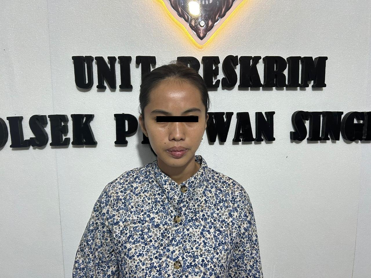 Arisan Fiktif Viral, Perempuan di Singkut Tipu 85 Orang, Akhirnya Digelandang Ke Mapolsek Singkut. Arisan Fiktif Viral, Perempuan di Singkut Tipu 85 Orang, Akhirnya Digelandang Ke Mapolsek Singkut.