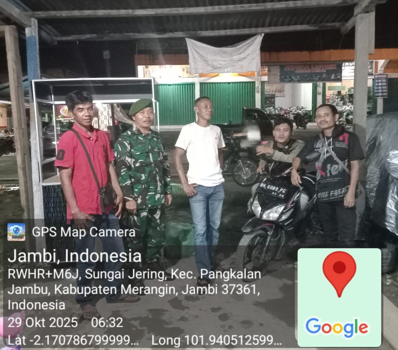 Babinsa Koramil 420-07/Sungai Manau Aktif Melaksanakan Patroli dan Komsos Malam, Wujudkan Lingkungan Aman dan Kondusif Babinsa Koramil 420-07/Sungai Manau Aktif Melaksanakan Patroli dan Komsos Malam, Wujudkan Lingkungan Aman dan Kondusif