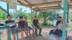 Babinsa Koramil 420-02/Muara Limun Jalin Kedekatan dengan Warga Lewat Komsos di Desa Pasar Singkut Babinsa Koramil 420-02/Muara Limun Jalin Kedekatan dengan Warga Lewat Komsos di Desa Pasar Singkut