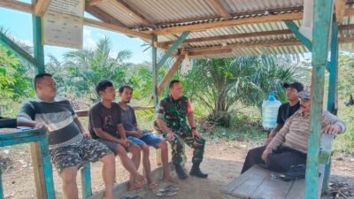 Babinsa Koramil 420-02/Muara Limun Jalin Kedekatan dengan Warga Lewat Komsos di Desa Pasar Singkut Babinsa Koramil 420-02/Muara Limun Jalin Kedekatan dengan Warga Lewat Komsos di Desa Pasar Singkut
