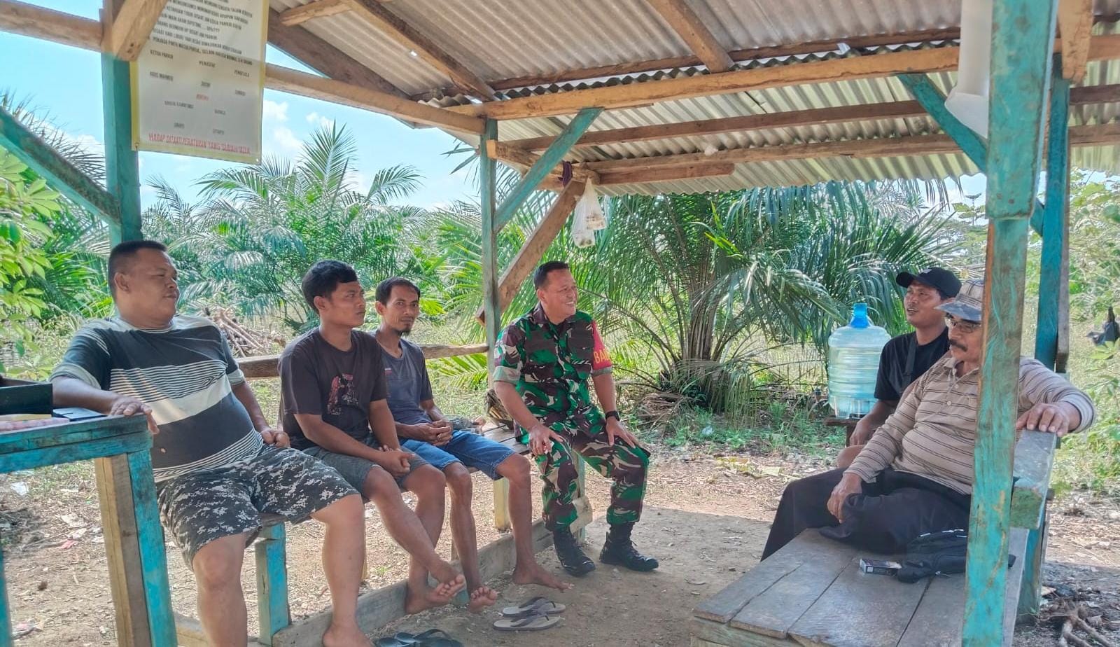 Babinsa Koramil 420-02/Muara Limun Jalin Kedekatan dengan Warga Lewat Komsos di Desa Pasar Singkut Babinsa Koramil 420-02/Muara Limun Jalin Kedekatan dengan Warga Lewat Komsos di Desa Pasar Singkut