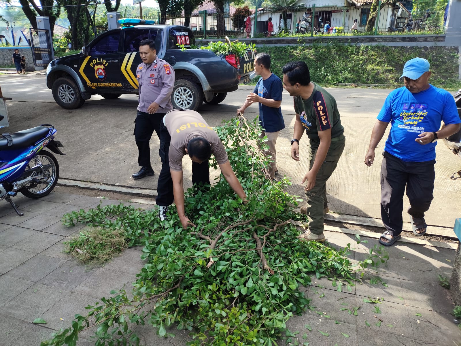 Polsek Gunung kencana Gelar Jum’at Bersih Bersama Forkopimcam di Alun Alun Gunungkencana