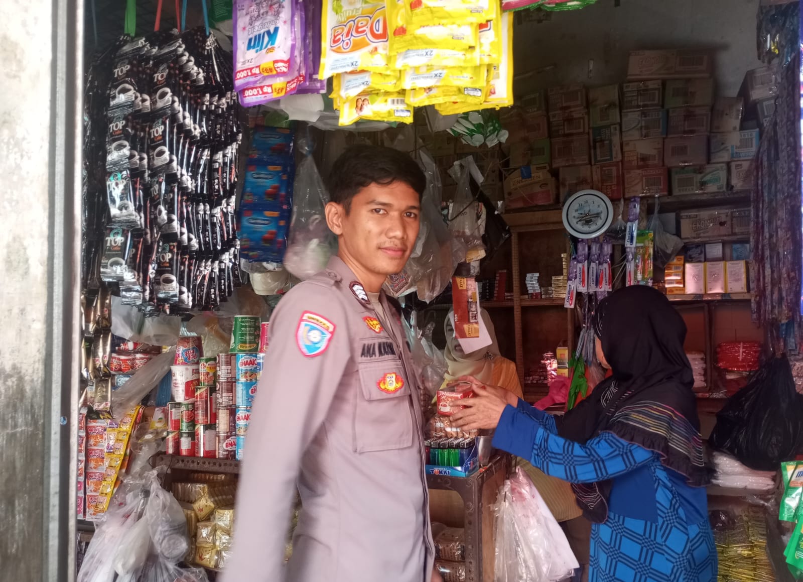 Bhabinkamtibmas Polsek Gunungkencana Sambang Warga Desa Gunungkencana dan Sampaikan Pesan Kamtibmas