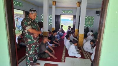Pererat Silaturahmi, Anggota Posko TMMD 126 Kodim 1504/Ambon Sholat Jumat Bersama Pererat Silaturahmi, Anggota Posko TMMD 126 Kodim 1504/Ambon Sholat Jumat Bersama