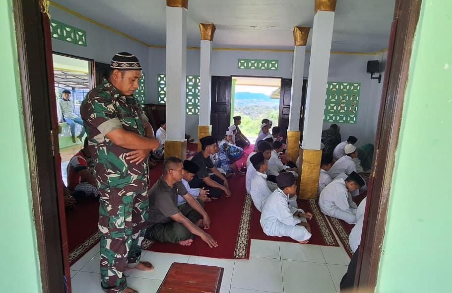 Pererat Silaturahmi, Anggota Posko TMMD 126 Kodim 1504/Ambon Sholat Jumat Bersama Pererat Silaturahmi, Anggota Posko TMMD 126 Kodim 1504/Ambon Sholat Jumat Bersama