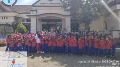 Puluhan Pelajar SDN 1 MC Barat Kunjungi Polsek Rangkasbitung Polres Lebak Puluhan Pelajar SDN 1 MC Barat Kunjungi Polsek Rangkasbitung Polres Lebak