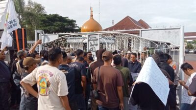 Puluhan Masa Aksi Didepan Kantor DPRD Kabupaten Serang