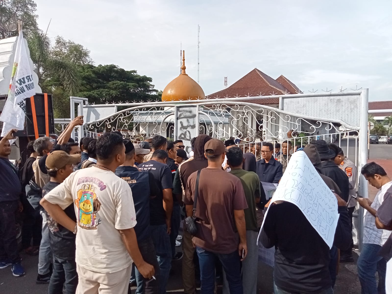 Puluhan Masa Aksi Didepan Kantor DPRD Kabupaten Serang