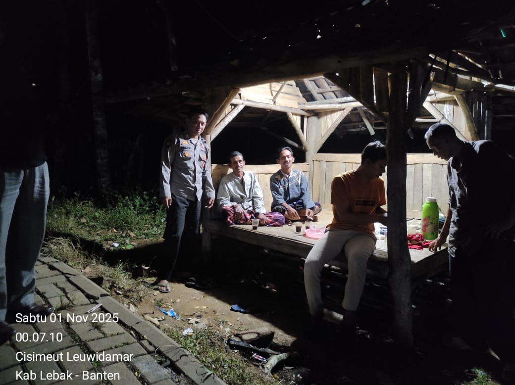 Anggota Polsek Leuwidamar Polres Lebak, Patroli Malam Hari Guna Mencegah Gangguan Kamtibmas.