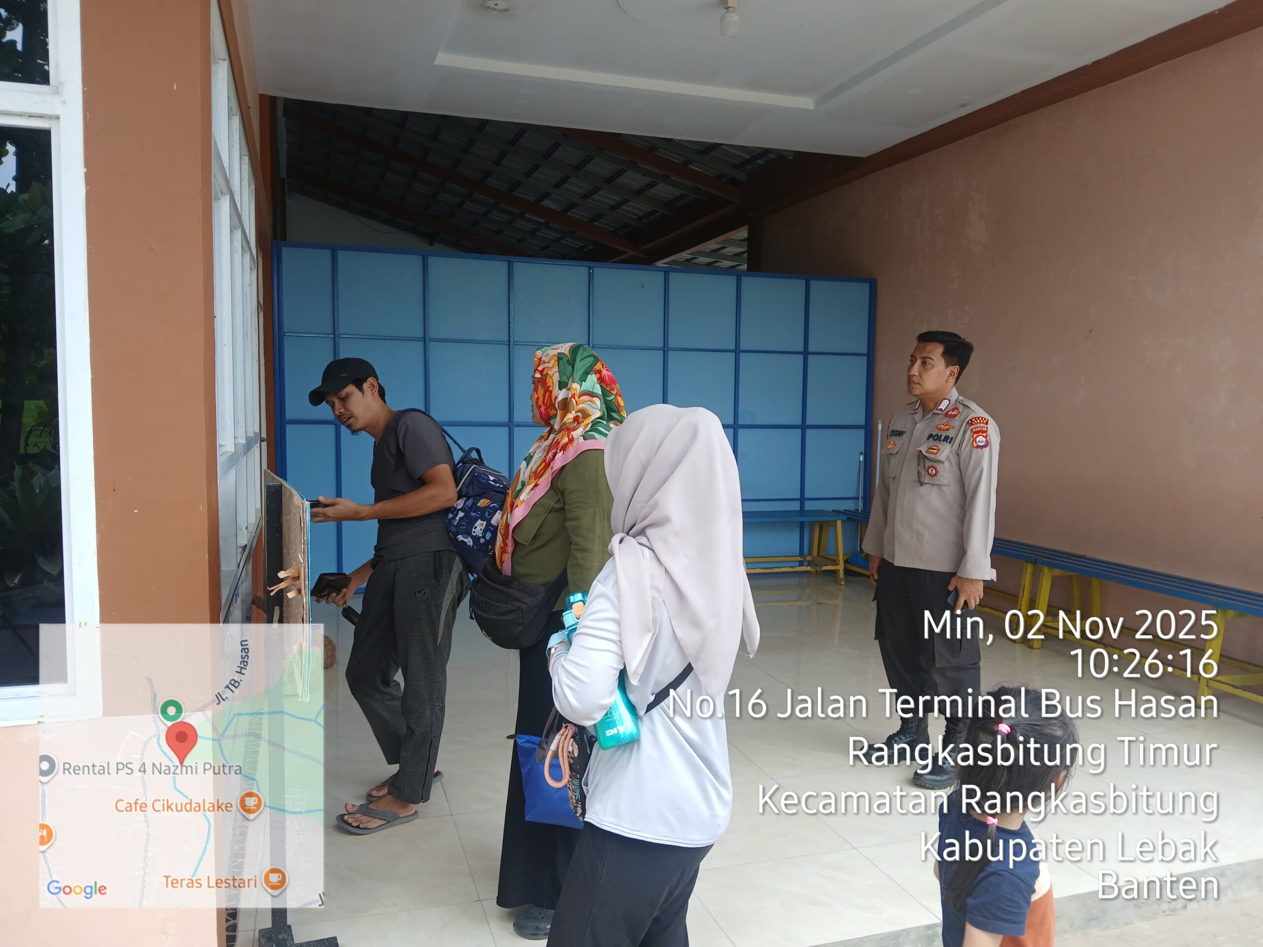 Kanit Samapta Polsek Rangkasbitung Polres Lebak Temui Pengunjung Kolam Renang di Loket