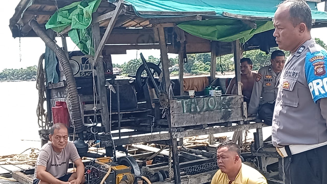 Kapolsek Tempunak Beserta Anggota Lakukan Penertiban Aktifitas PETI Di DAS