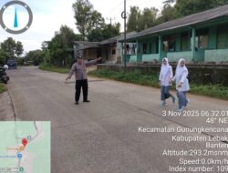 Anggota Polsek Gunungkencana Polres Lebak Laksanakan Strong Point Pagi Pengaturan Lalu Lintas di Depan Sekolah MAN 3 LEBAK
