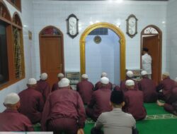 Anggota Polsek Rangkasbitung Polres Lebak dan Siswa Latja SPN Mandalawangi Ikut Melaksanakan Sholat Subuh Keliling di Mushola An Nihzom