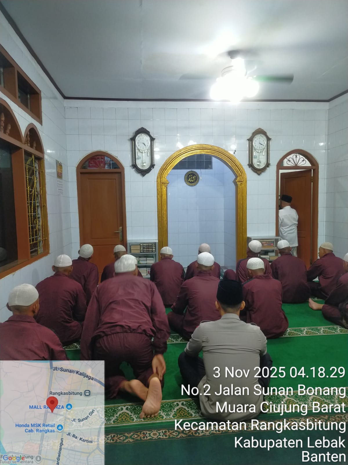 Anggota Polsek Rangkasbitung Polres Lebak dan Siswa Latja SPN Mandalawangi Ikut Melaksanakan Sholat Subuh Keliling di Mushola An Nihzom