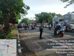 Anggota Polsek Rangkasbitung Polres Lebak Bersama Siswa Latja SPN Mandalawangi Gatur Lalin di Depan SMAN 1 Rangkasbitung