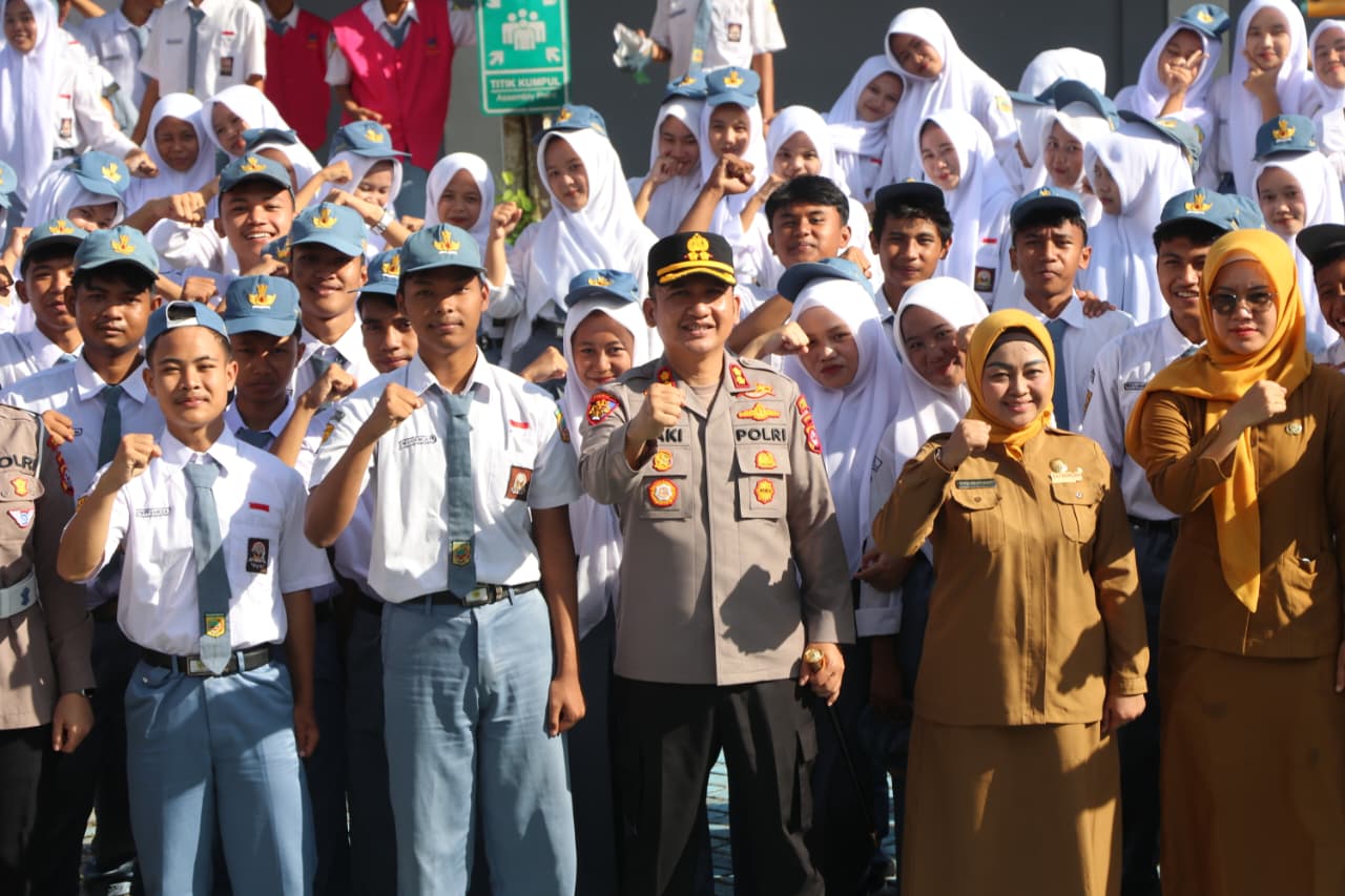 Berikan Motivasi, Kapolres Lebak Jadi Pembina Upacara di SMAN I Kalanganyar