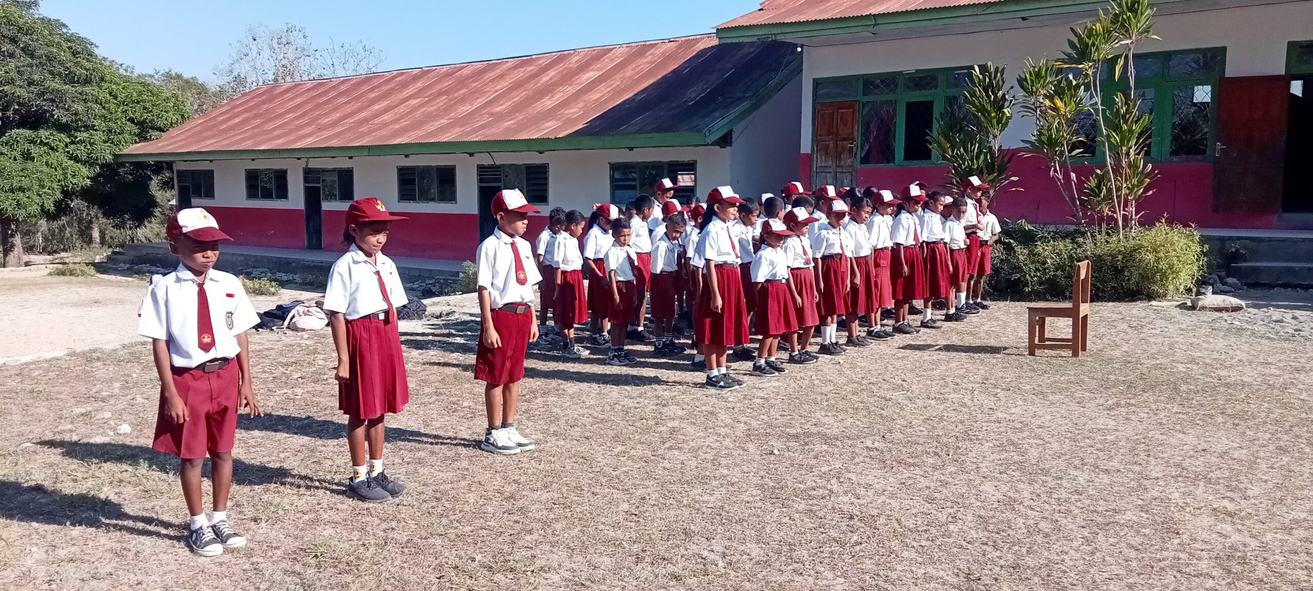 Kanit Binmas Polsek Amanuban Timur Bertindak Sebagai IRUP ( Inspektur Upacara ) Bendera Hari Senin Di SD Inpres Mnelaanen