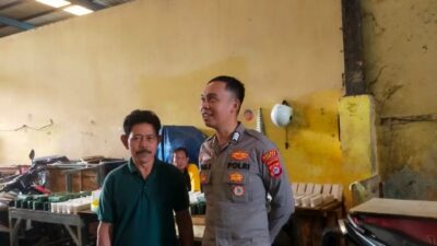 Bhabinkamtibmas Polsek Rangkasbitung Polres Lebak Temui Pedagang Di Pasar Rangkasbitung Sampaikan Pesan Kamtibmas Bhabinkamtibmas Polsek Rangkasbitung Polres Lebak Temui Pedagang Di Pasar Rangkasbitung Sampaikan Pesan Kamtibmas