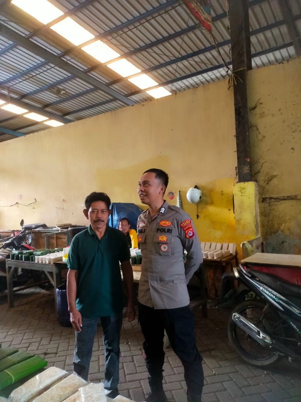 Bhabinkamtibmas Polsek Rangkasbitung Polres Lebak Temui Pedagang Di Pasar Rangkasbitung Sampaikan Pesan Kamtibmas