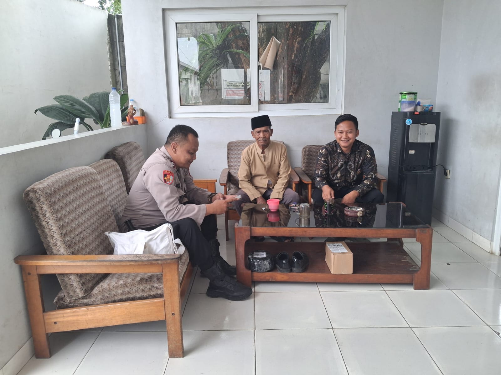 Bhabinkamtibmas Polsek Rangkasbitung Polres Lebak Temui Pegawai PT.BSI