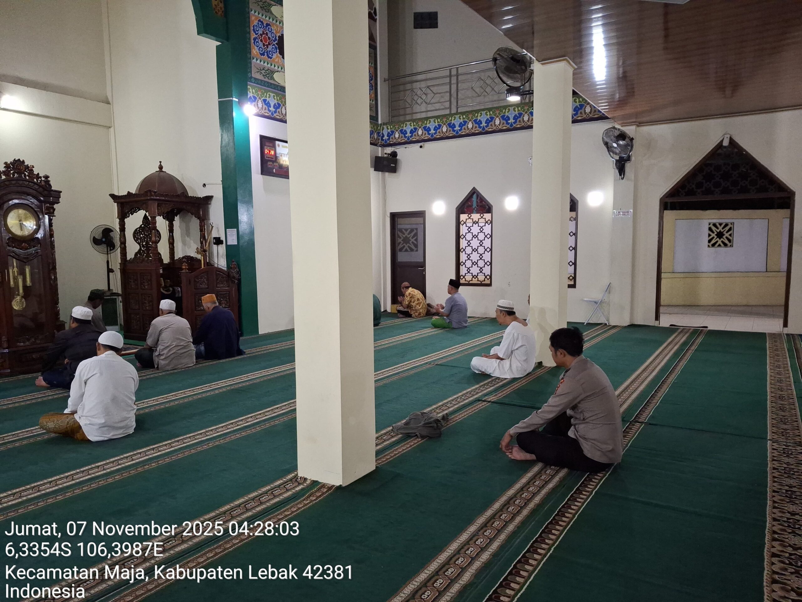 Anggota Polsek Maja Polres Lebak Laksanakan Sholat Subuh Berjamaah
