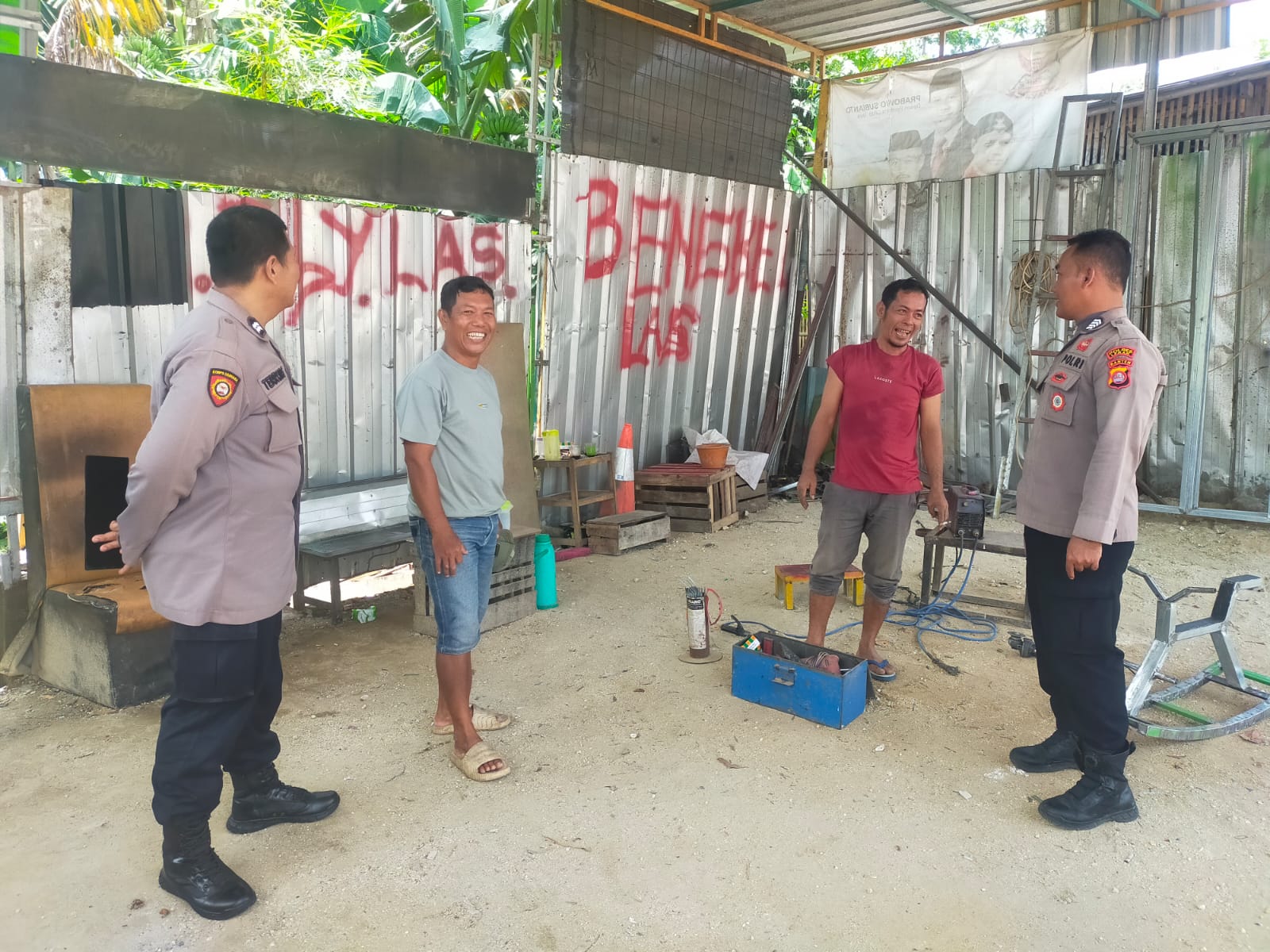 Kanit Samapta Polsek Rangkasbitung Polres Lebak Ajak Ngobrol Bareng Pemilik Bengkel Las