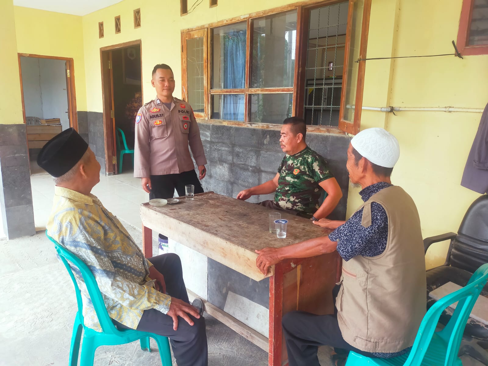 Polsek Rangkasbitung Polres Lebak Temui Tokoh Masyarakat di Kantor Desa Aweh
