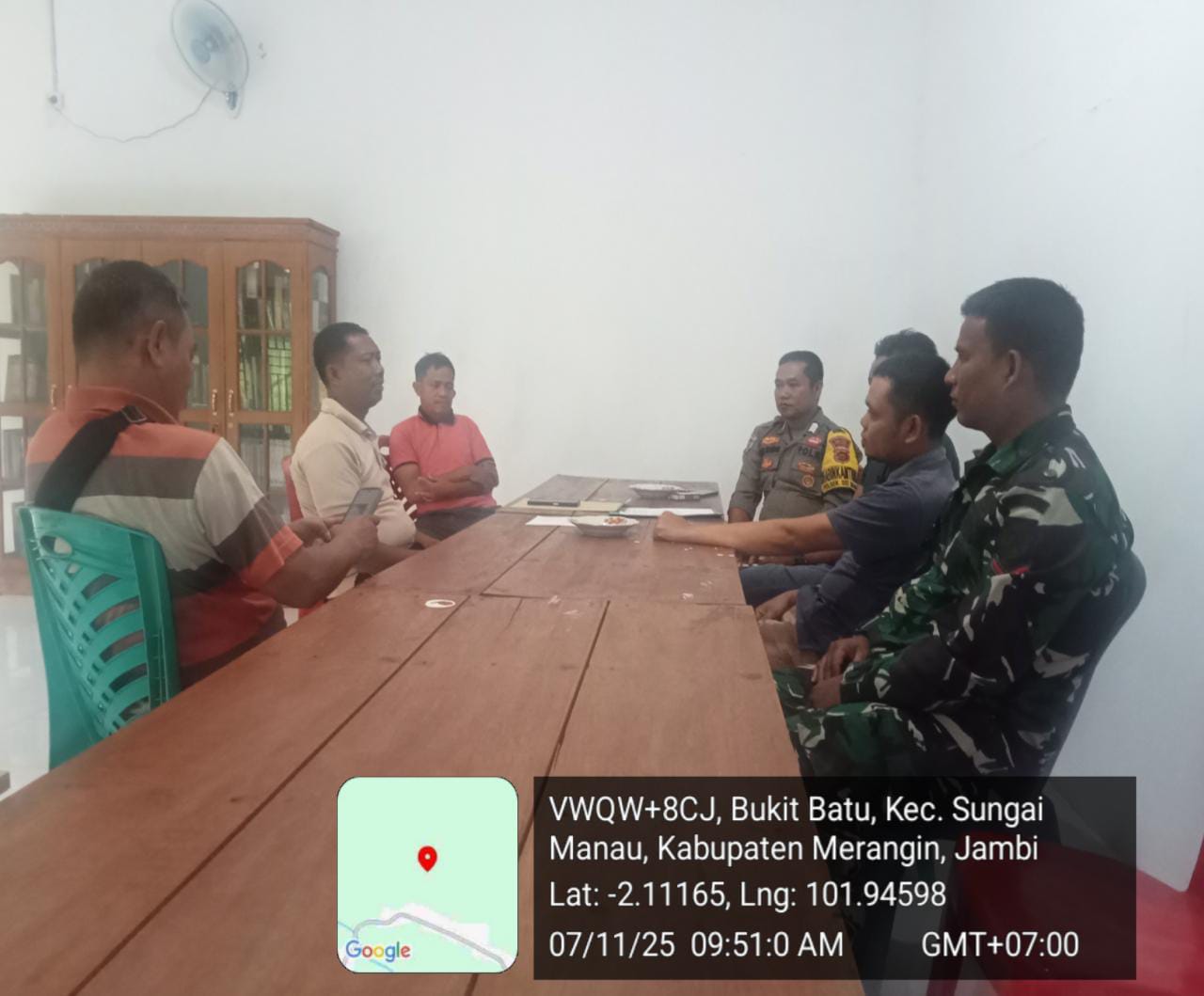 Babinsa Adakan Komsos Dengan Warga Di Desa Binaan Supaya Silaturahmi Tetap Terjaga