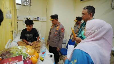 Kapolri Listyo Sigit Kunjungi Korban Ledakan SMAN 72 di RSI Cempaka Putih Kapolri Listyo Sigit Kunjungi Korban Ledakan SMAN 72 di RSI Cempaka Putih