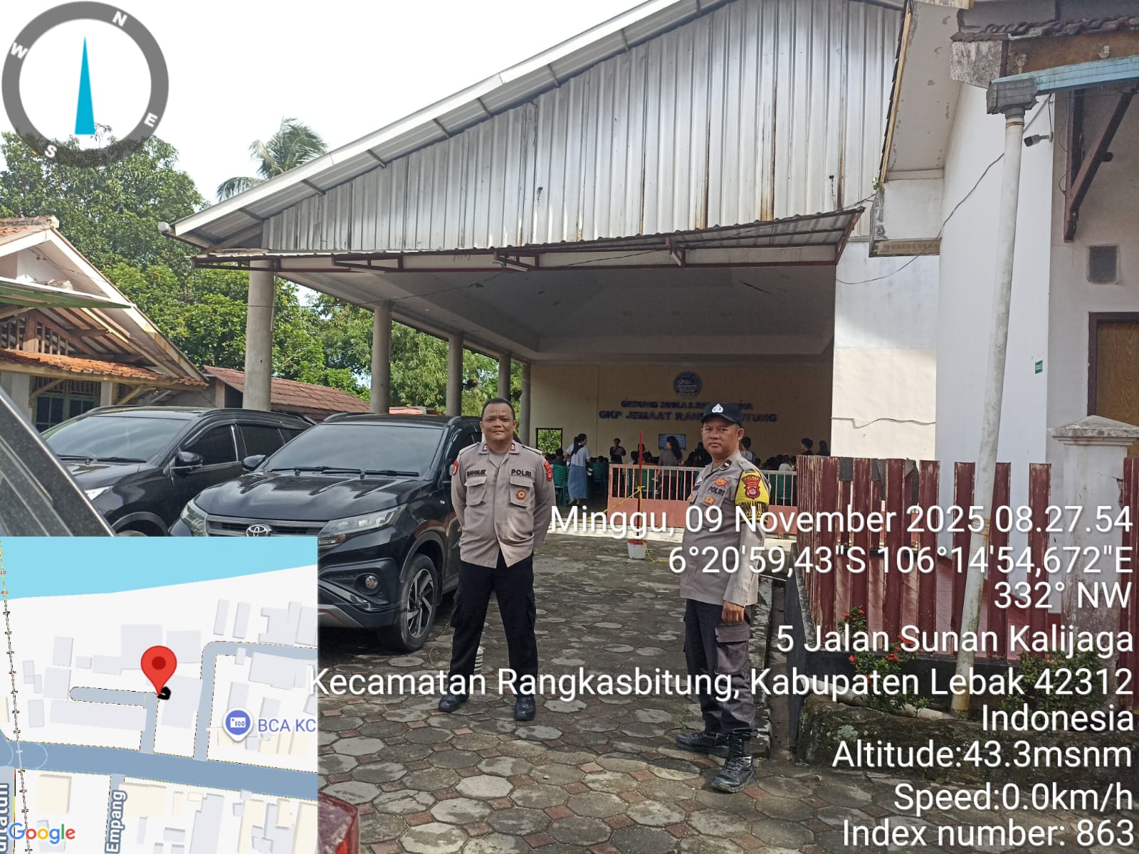 Polsek Rangkasbitung Polres Lebak Laksanakan Patroli Ke Gereja Pasundan, Pastikan Ibadah Umat Nasrani Berjalan Aman dan Kondusif