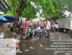 Anggota Polsek Rangkasbitung Polres Lebak Patroli Dialogis Ke Pasar Rangkasbitung di Jalan Sunan Kalijaga